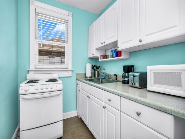 Palm Beach Charming 6 Bedroom Home with Guest House Sleeps 15