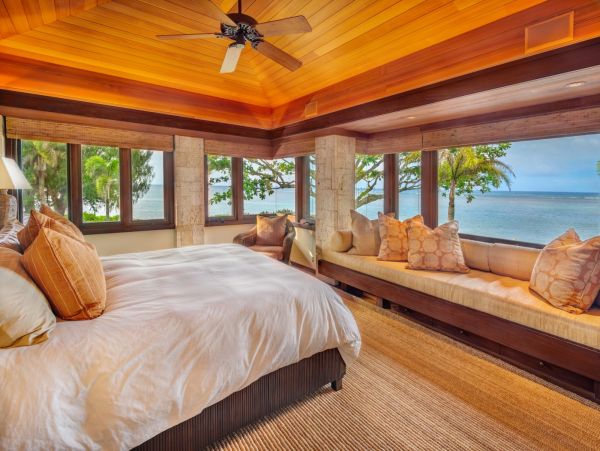 Six Bedroom Oceanfront Vacation Home in Anini Beach with Amazing Views