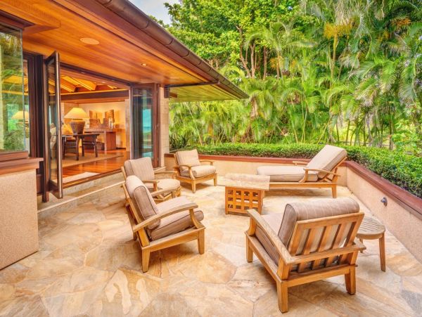 Six Bedroom Oceanfront Vacation Home in Anini Beach with Amazing Views