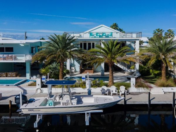 Lovely 4 Bedroom Home with Private Pool & Dock