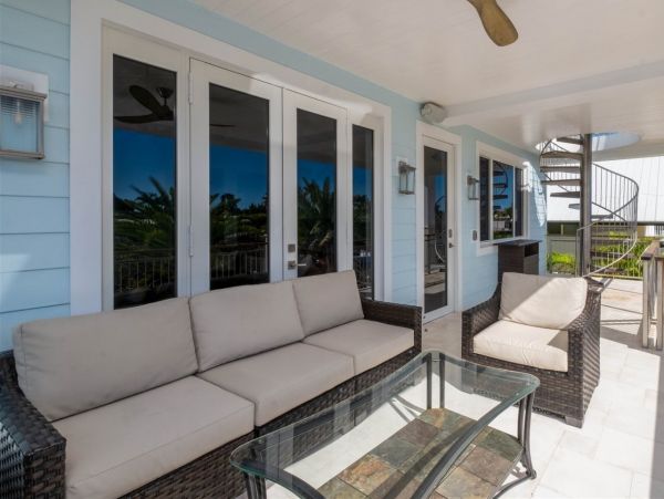 Lovely 4 Bedroom Home with Private Pool & Dock