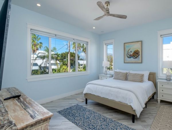 Lovely 4 Bedroom Home with Private Pool & Dock