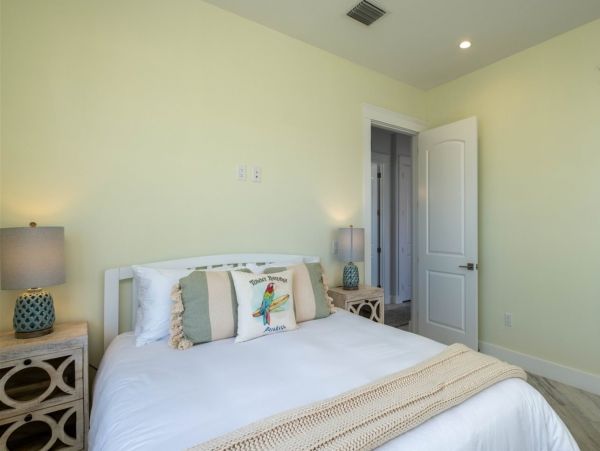 Lovely 4 Bedroom Home with Private Pool & Dock