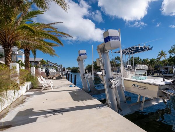 Lovely 4 Bedroom Home with Private Pool & Dock