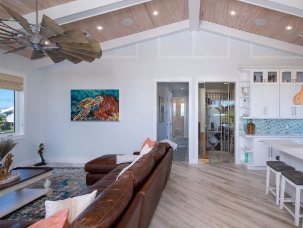 Lovely 4 Bedroom Home with Private Pool & Dock
