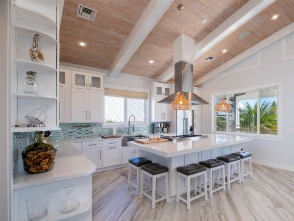 Lovely 4 Bedroom Home with Private Pool & Dock