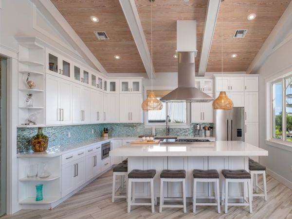 Lovely 4 Bedroom Home with Private Pool & Dock