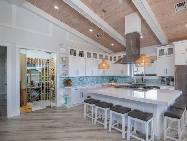 Lovely 4 Bedroom Home with Private Pool & Dock