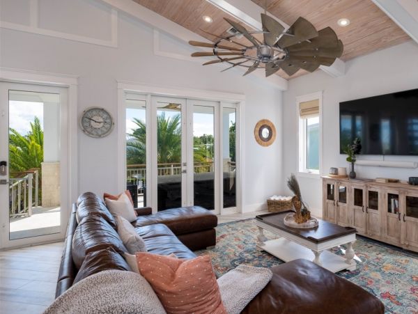 Lovely 4 Bedroom Home with Private Pool & Dock