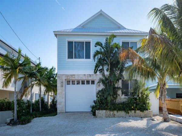 Lovely 4 Bedroom Home with Private Pool & Dock