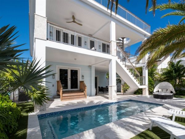 Lovely 4 Bedroom Home with Private Pool & Dock