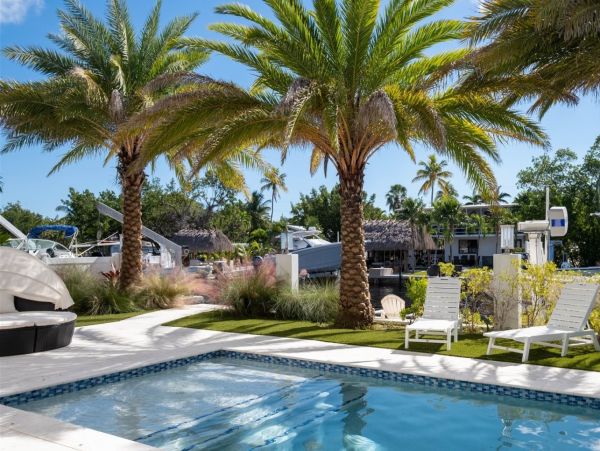 Lovely 4 Bedroom Home with Private Pool & Dock