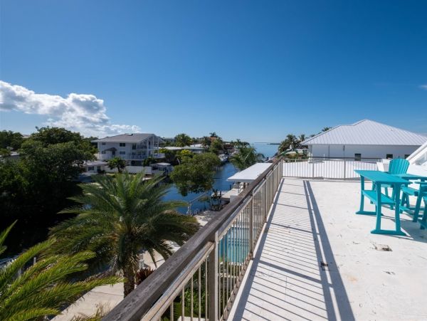 Lovely 4 Bedroom Home with Private Pool & Dock