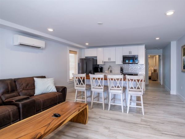 Lovely 4 Bedroom Home with Private Pool & Dock