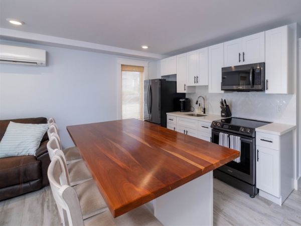Lovely 4 Bedroom Home with Private Pool & Dock