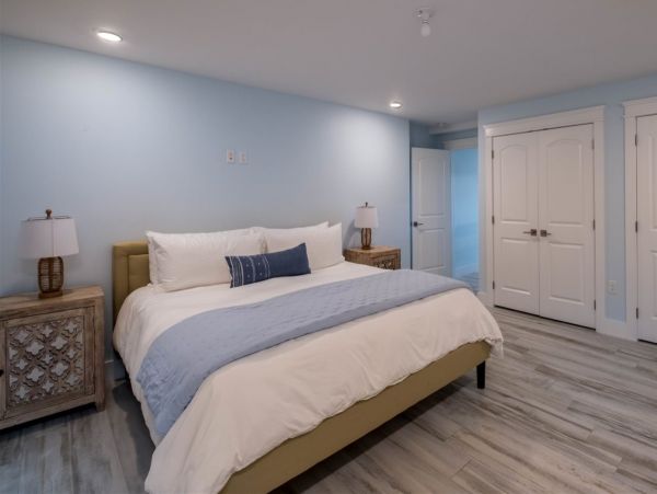 Lovely 4 Bedroom Home with Private Pool & Dock