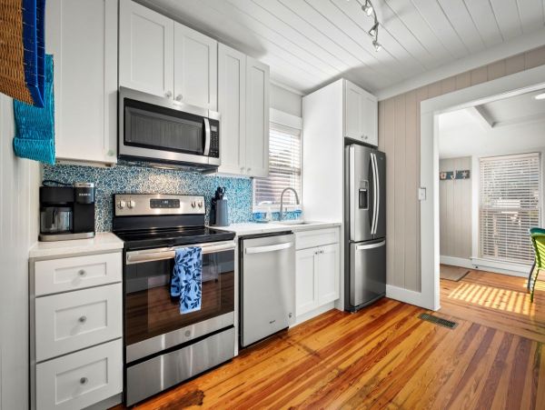 Modern & Comfortable 3 Bedroom Cottage in Jacksonville Beach