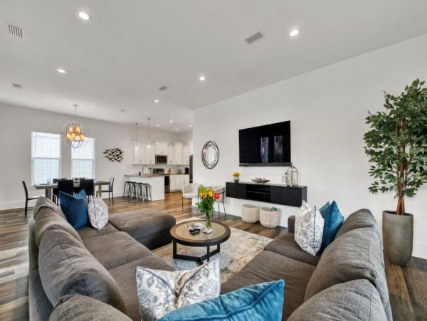 Miramar Vacation Home Four Bedroom Walk to Beach