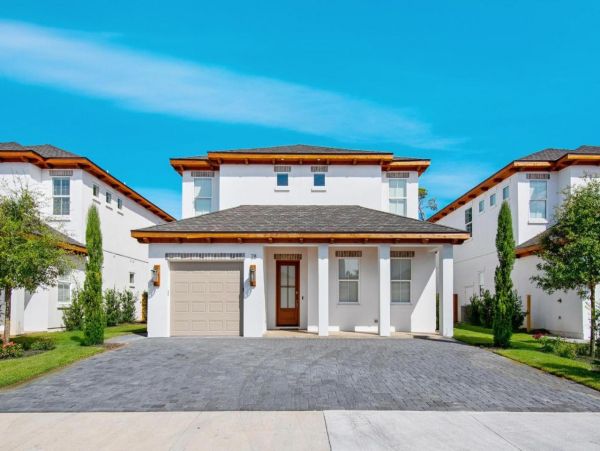 Beautiful 5 Bedroom Home with Private Pool