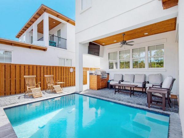 Beautiful 5 Bedroom Home with Private Pool