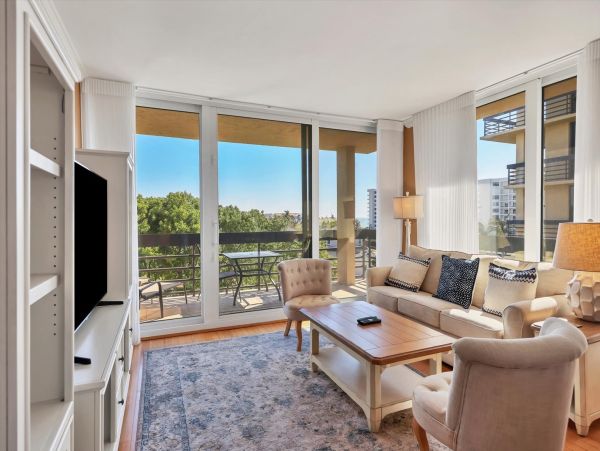 Relaxed Elegance with Sunset Views on Longboat Key