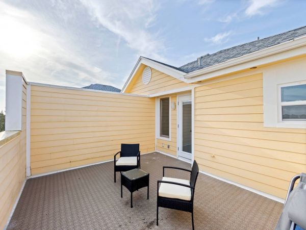 One bedroom 2 bath Townhome a mile from Beach Access at Tennis resort