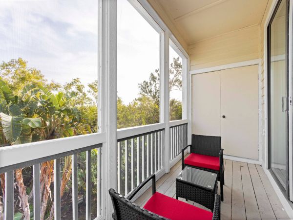 One bedroom 2 bath Townhome a mile from Beach Access at Tennis resort
