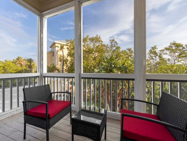 One bedroom 2 bath Townhome a mile from Beach Access at Tennis resort