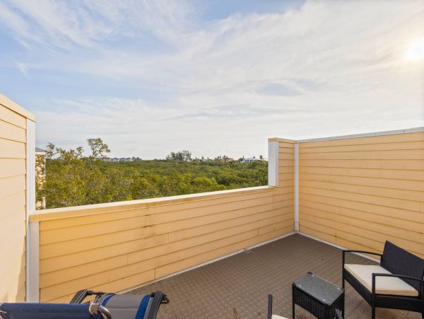 One bedroom 2 bath Townhome a mile from Beach Access at Tennis resort