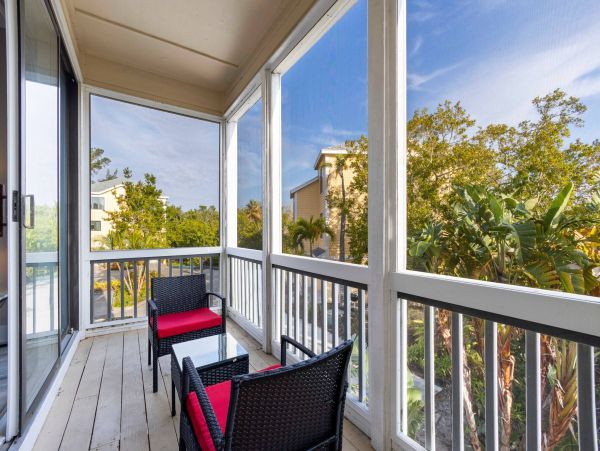 One bedroom 2 bath Townhome a mile from Beach Access at Tennis resort