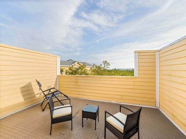 One bedroom 2 bath Townhome a mile from Beach Access at Tennis resort