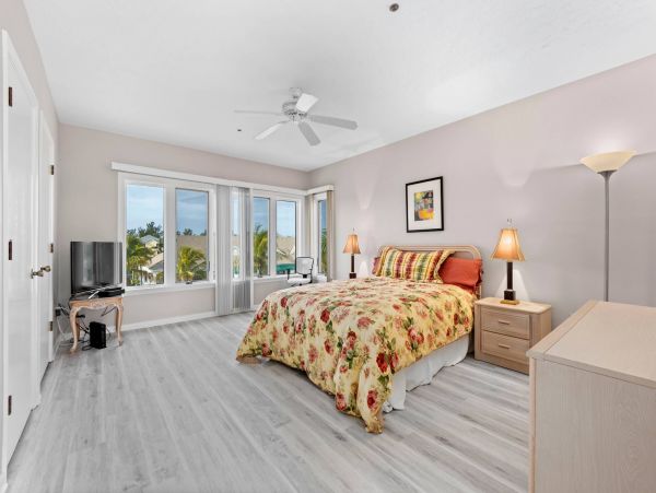 One bedroom 2 bath Townhome a mile from Beach Access at Tennis resort