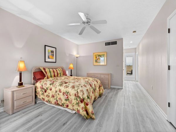 One bedroom 2 bath Townhome a mile from Beach Access at Tennis resort