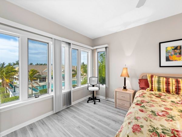 One bedroom 2 bath Townhome a mile from Beach Access at Tennis resort
