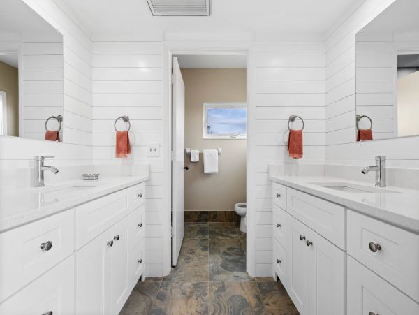 One bedroom 2 bath Townhome a mile from Beach Access at Tennis resort