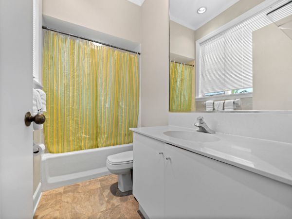 One bedroom 2 bath Townhome a mile from Beach Access at Tennis resort