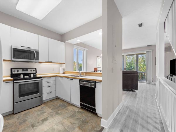 One bedroom 2 bath Townhome a mile from Beach Access at Tennis resort