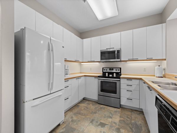 One bedroom 2 bath Townhome a mile from Beach Access at Tennis resort
