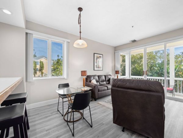 One bedroom 2 bath Townhome a mile from Beach Access at Tennis resort