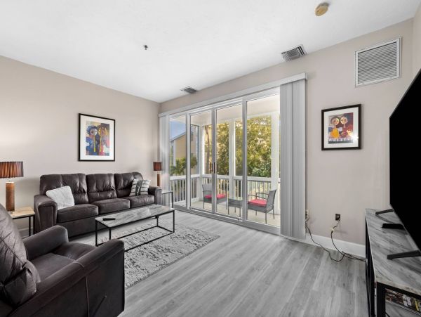 One bedroom 2 bath Townhome a mile from Beach Access at Tennis resort