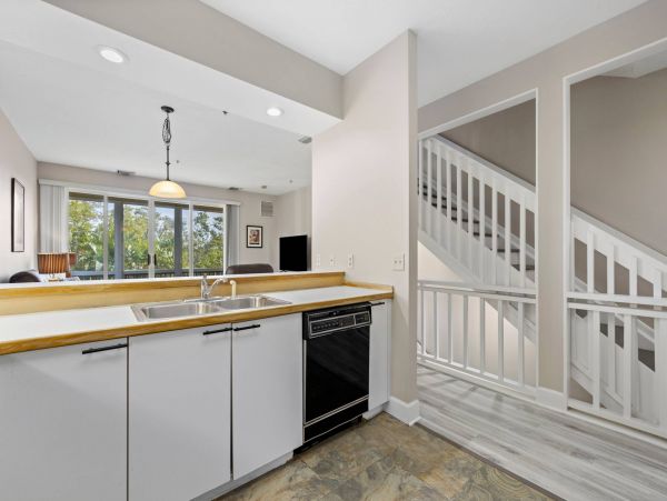 One bedroom 2 bath Townhome a mile from Beach Access at Tennis resort