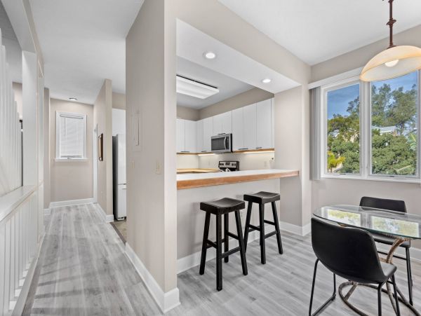 One bedroom 2 bath Townhome a mile from Beach Access at Tennis resort