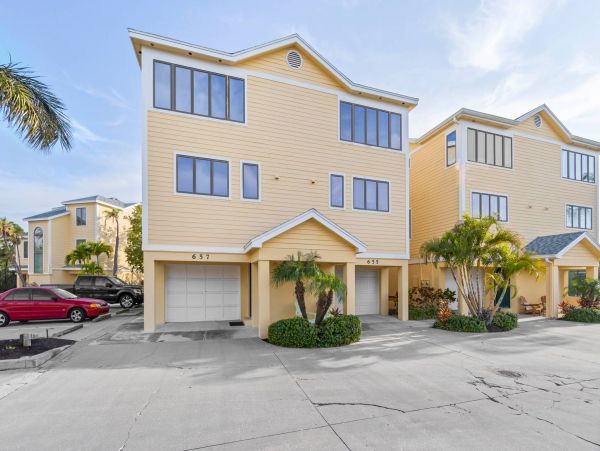 One bedroom 2 bath Townhome a mile from Beach Access at Tennis resort