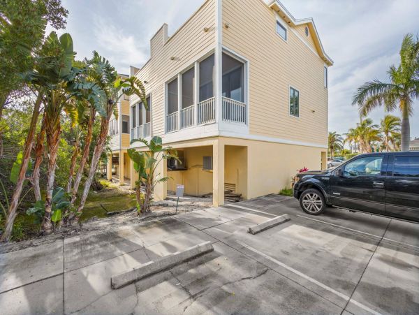 One bedroom 2 bath Townhome a mile from Beach Access at Tennis resort