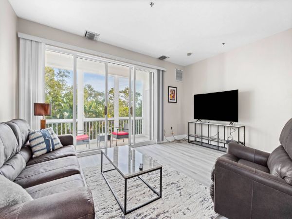 One bedroom 2 bath Townhome a mile from Beach Access at Tennis resort