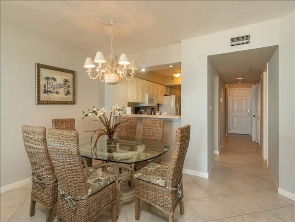 Charming Marco Island Beachfront Condo with 2 Bedrooms