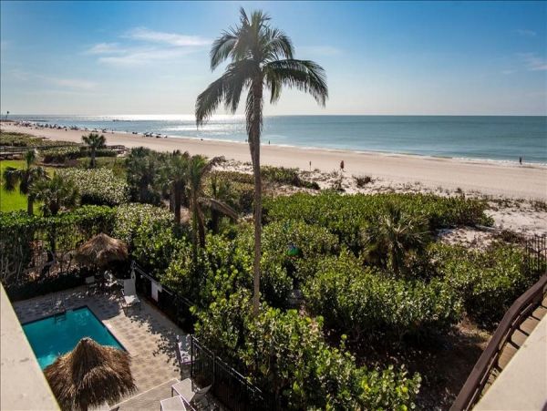 Charming Marco Island Beachfront Condo with 2 Bedrooms