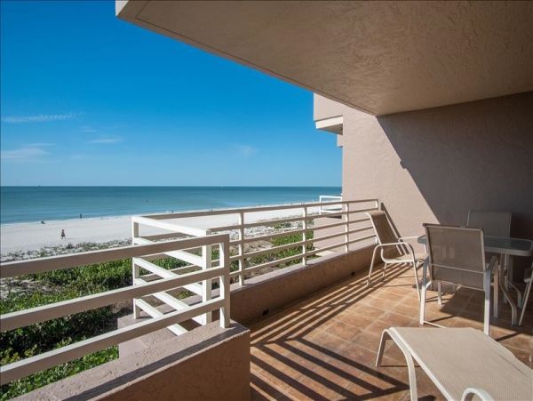Charming Marco Island Beachfront Condo with 2 Bedrooms