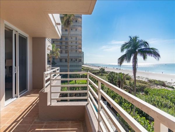 Charming Marco Island Beachfront Condo with 2 Bedrooms