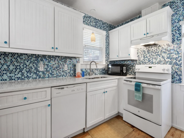 Beautiful Cottage Three Houses Back From Beach in Anna Maria